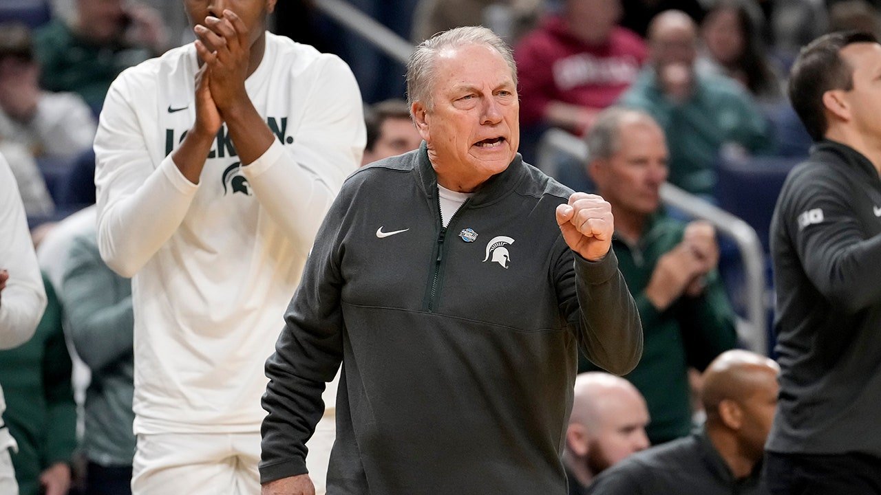 tom-izzo-msu-sideline-fist-pump.jpg