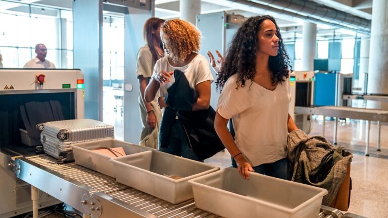 Viral trend known as ‘airport theory’ has travelers arriving just 15 minutes before flights