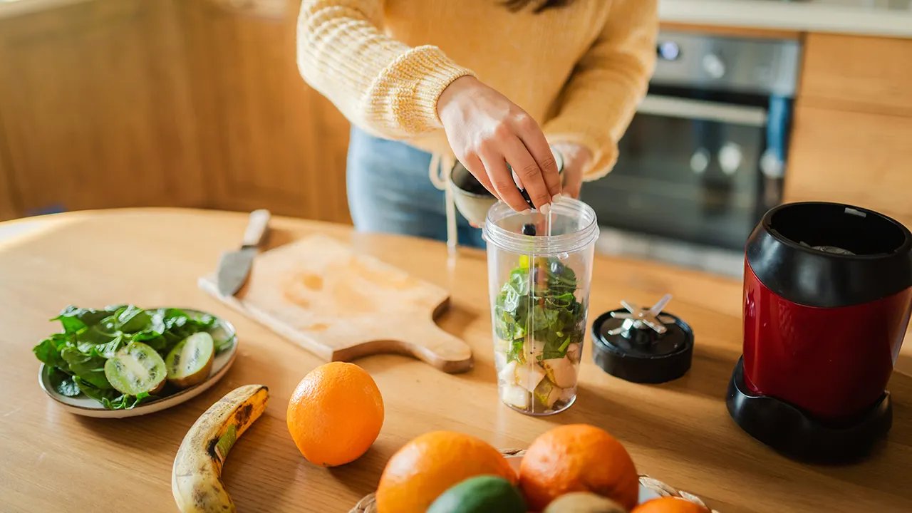 woman-putting-spinach-smoothie.jpg