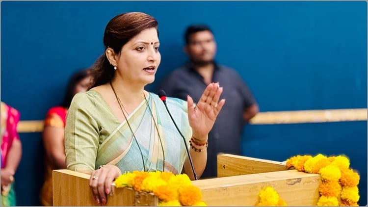 Nashik astrologer scandal: CM Fadnavis asked State Women’s Commission Chairperson Chaknakar to resign, sources claim – Rupali Chaknakar Asked To Resign By Cm Devendra Fadnavis Nashik Ashok Kharat Case Sources