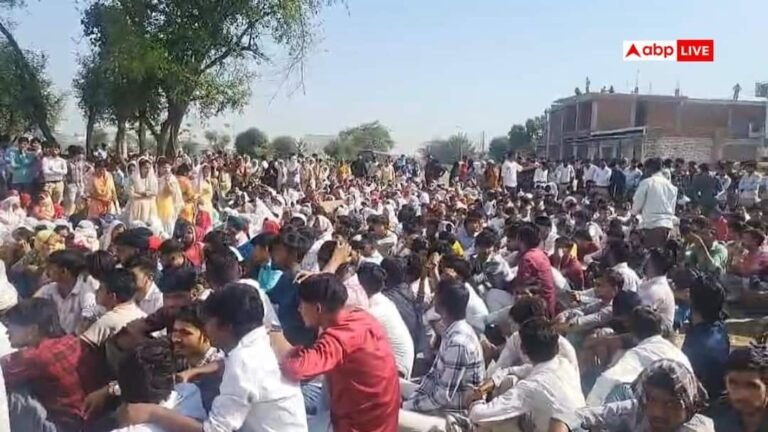 Bhiwadi: Workers’ protest continues regarding salary increase, workers sitting on strike outside the company