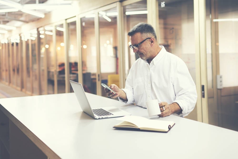 1776788228_shutterstock_worker_mac.jpg