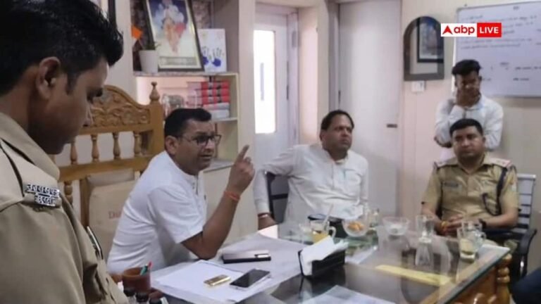 Rudrapur: Mayor angry over misbehavior with customers and black marketing of gas, scolds manager