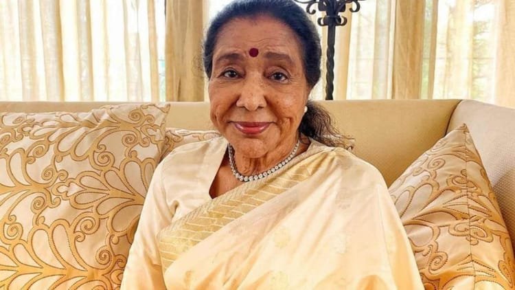 Asha Bhosle suffers heart attack, legend singer admitted to hospital; Condition Critical – Asha Bhosale Suffered Heart Attack Admitted To Hospital