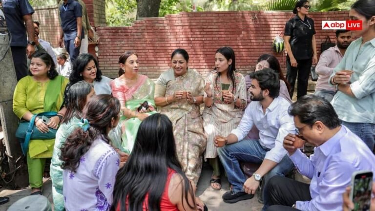 CM Rekha Gupta reached DU in support of ‘Nari Shakti Vandan’, drank tea with students, see photos