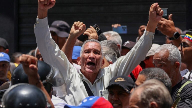 Riot police push back protesters demanding higher wages in Venezuela | US-Venezuela Tensions