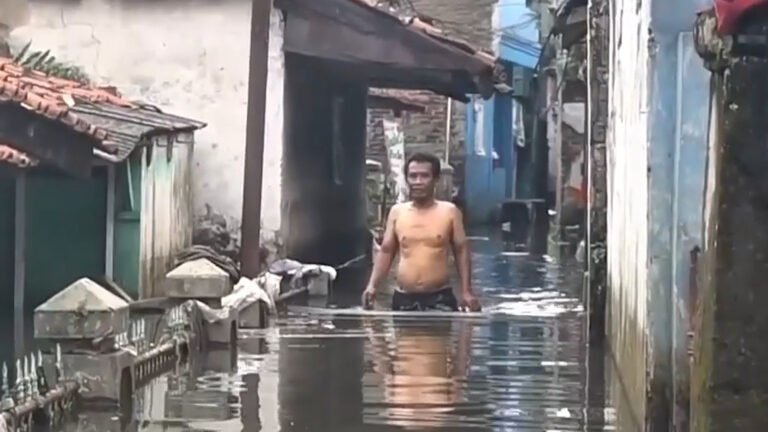 Waist-deep floodwaters force hundreds to evacuate Java, Indonesia
