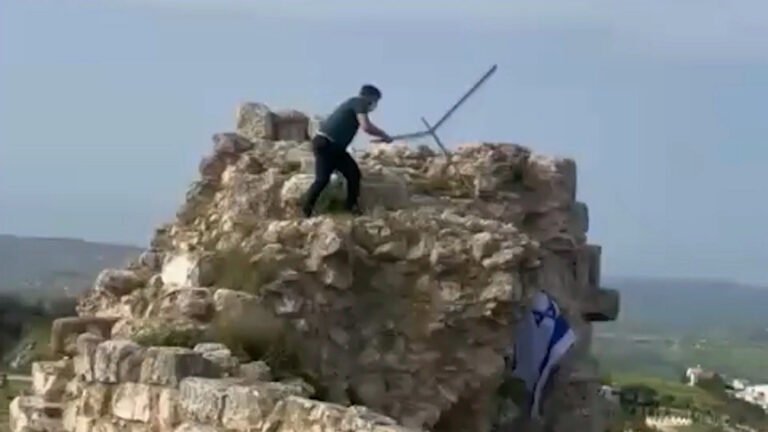 Lebanese man removes Israeli flag from castle in southern Lebanon | Newsfeed