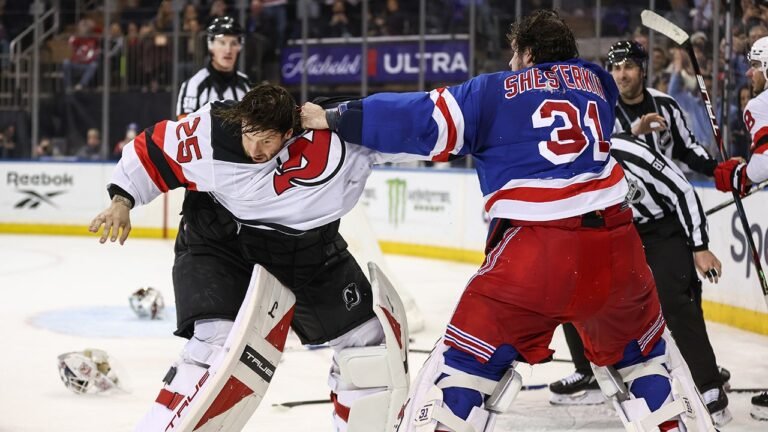 Rangers, Devils goalies throw punches during rivalry battle