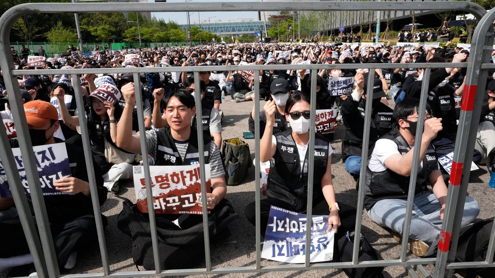 skynews-samsung-protest_7228090.jpg