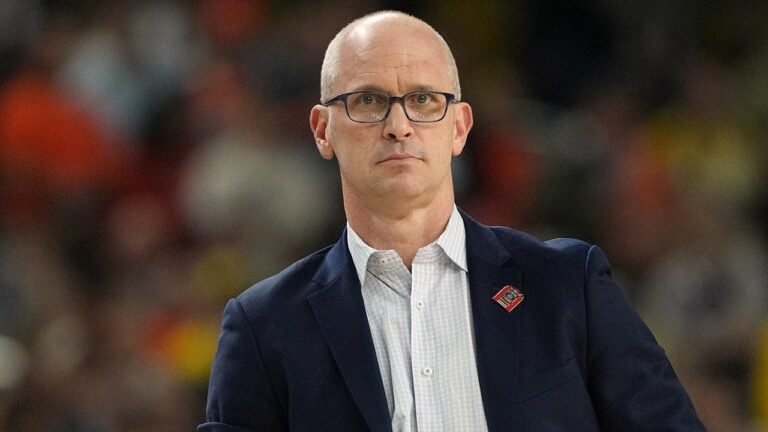 UConn coach Dan Hurley booed by crowd during CBS sideline interview