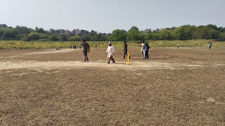 This is how government money is wasted: Welcome Lake in East Delhi becomes a cricket ground, now people hit fours and sixes – This Is How Government Money Is Wasted: Welcome Lake In East Delhi Becomes A Cricket Ground