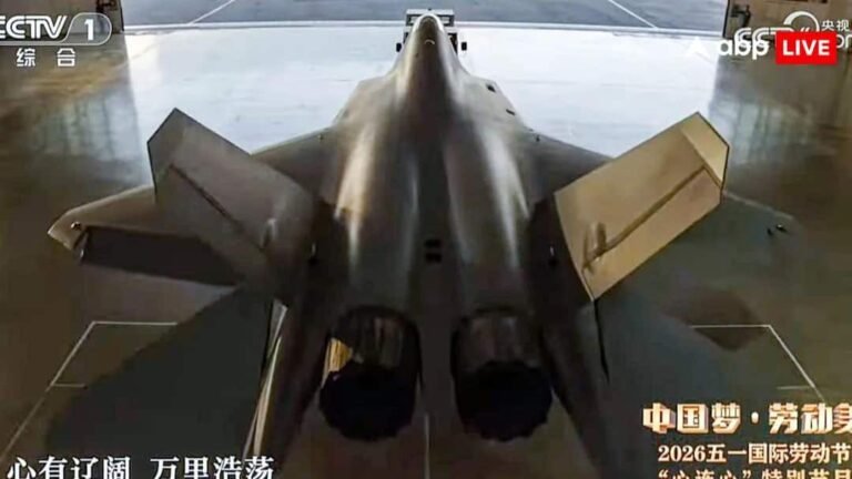 Twin engine jet, weapon compartment, modern radar and infrared system… China has now launched this powerful fighter jet to compete with the US.