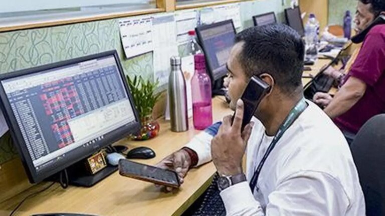 Broker street bleeds; Sensex tanks 921 pts on Iran war fears, crude surge