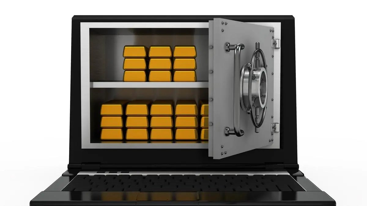 PO11_Gold_locker_laptop.jpg