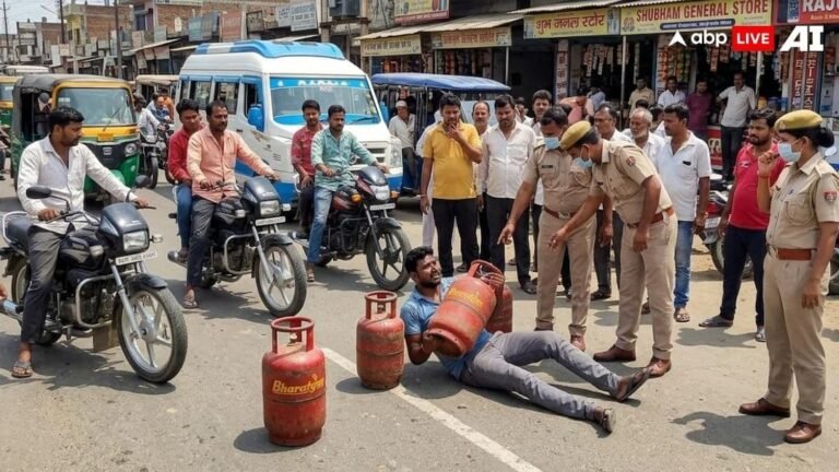 Barabanki News: Due to unavailability of gas in Barabanki, a youth lay down with a cylinder on the middle of the road, created chaos.