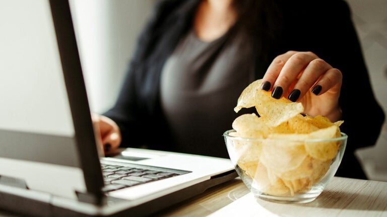 Why afternoon food cravings hit people the hardest, according to health experts