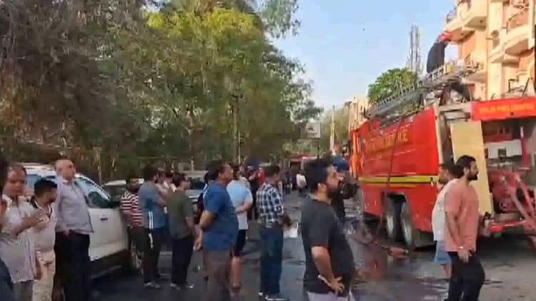 Massive fire in Delhi: AC blast in Vivek Vihar, fire in four-storey building, nine dead; Rescue continues – Fire Breaks Out In A 4-story Building In Vivek Vihar Shahdara, Delhi