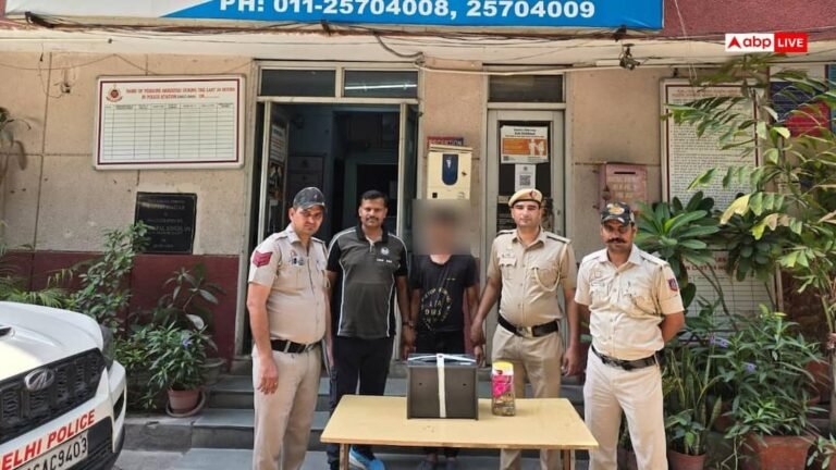 Delhi: Secret revealed through phone call, Police caught the thief posing as a fruit seller, jewelery worth lakhs recovered