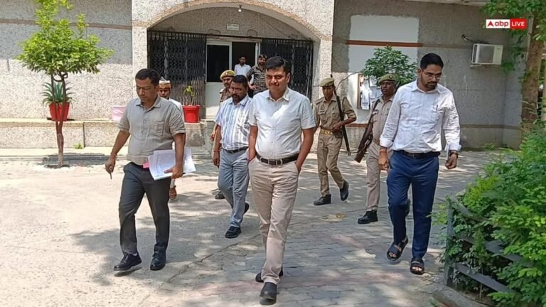 Effect of appeal of PM Modi and CM Yogi in Barabanki, DM reached Collectorate on foot with officials