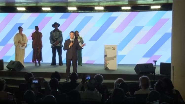 Macron: Macron reached the stage at the Africa Summit without being invited, got angry at the insult; People were scolded – France President Emmanuel Macron Scolded Crowd In Africa Summit For Lack Of Respect