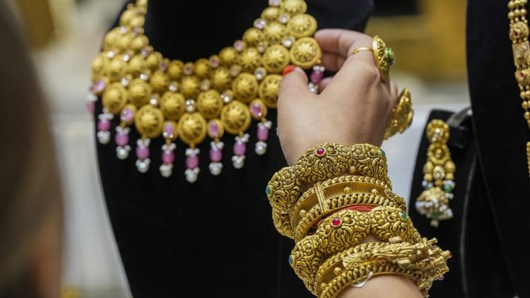 Gold Silver Price: Gold becomes costlier by Rs 8550 and silver by Rs 20500 due to increase in import duty, chaos in the market – Gold Silver Price Gold Soars By Rs 8,550, Silver By Rs 20,500 After Import Duty Hike