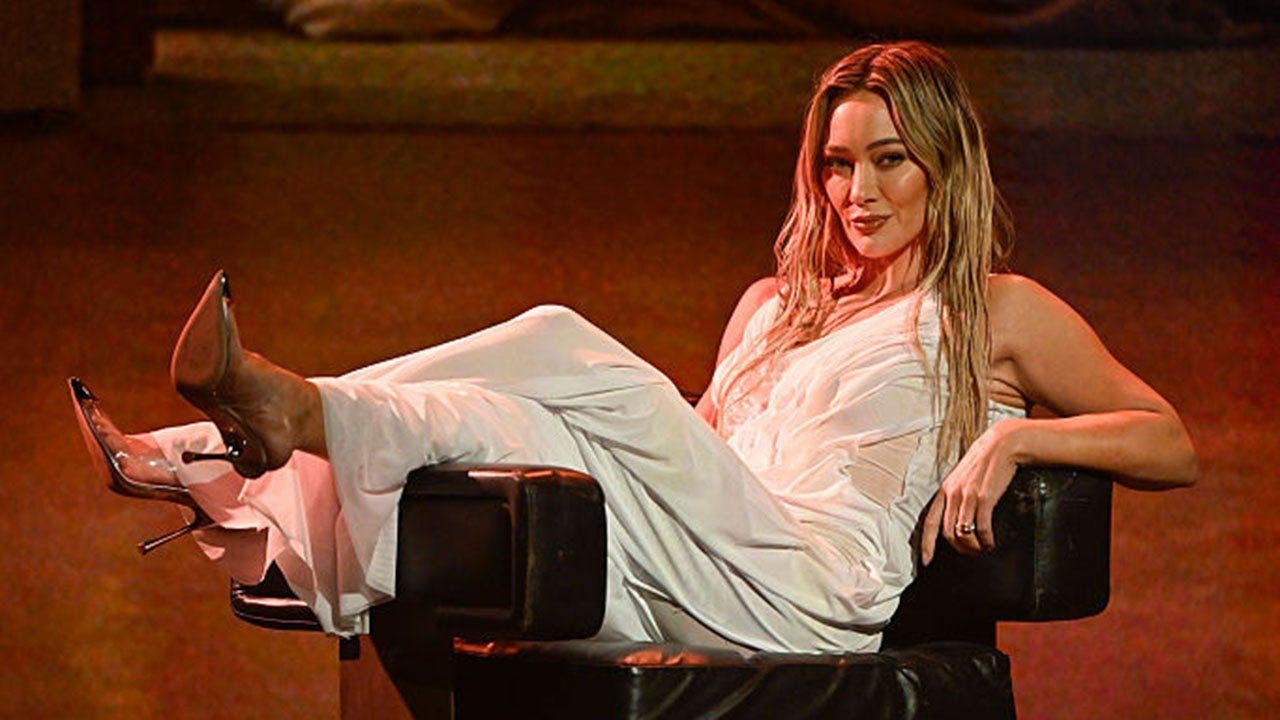 hilary-duff-performance-tonight-show-fox-news-001.jpeg
