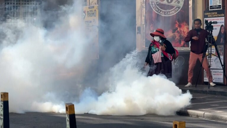 Bolivian police fire tear gas at protesting teachers | Labour Rights
