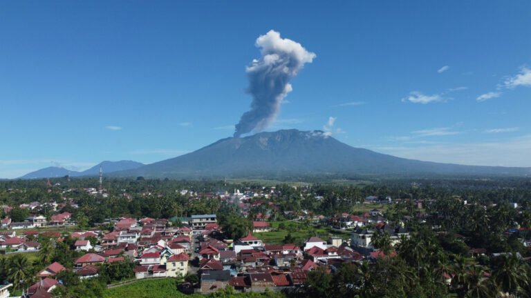 Indonesia’s Mount Merapi volcano erupts, spewing ash into the sky | Volcanoes