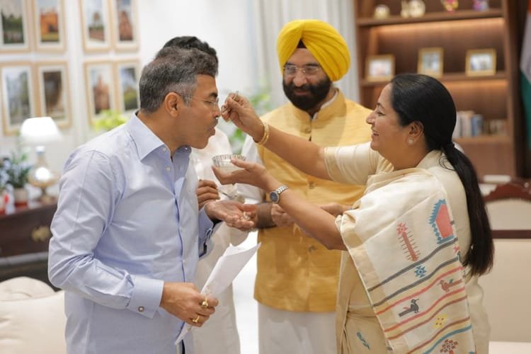 Celebration of Bengal victory in Delhi: Cm Rekha hosts Jhalmuri Rasgulla party, said – Every state is colored in saffron – Celebrations In Delhi Over Bengal Victory Cm Rekha Hosts Jhalmuri Rasgulla Party