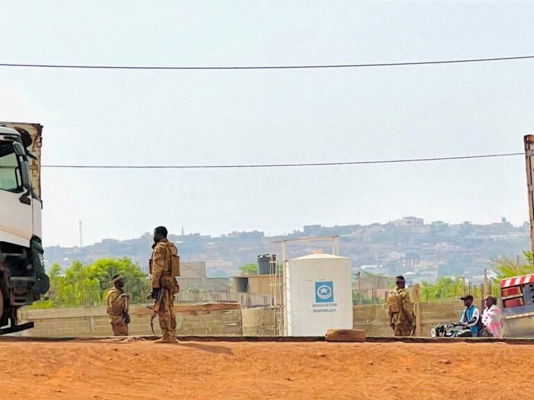Al-Qaeda-linked fighters storm Mali prison, block food supplies to Bamako | Conflict News