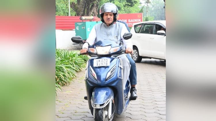 Dehradun: Minister drove scooty to save oil, now fine has come; Because of this, there were trolls on social media – Uttarakhand Cabinet Minister Ganesh Joshi Rides Scooter To Save Fuel But Trolled On Social Media