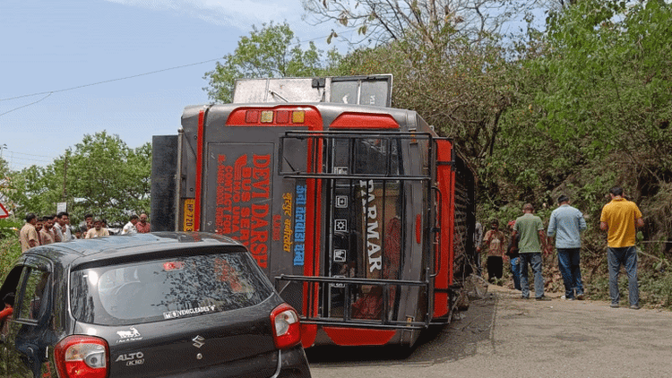 Himachal Pradesh: Driver suffers heart attack in moving bus, overturns on road in Noorpur, many injured; Hospitalized – Himachal Driver Suffers Heart Attack While Driving Bus Overturns In Nurpur
