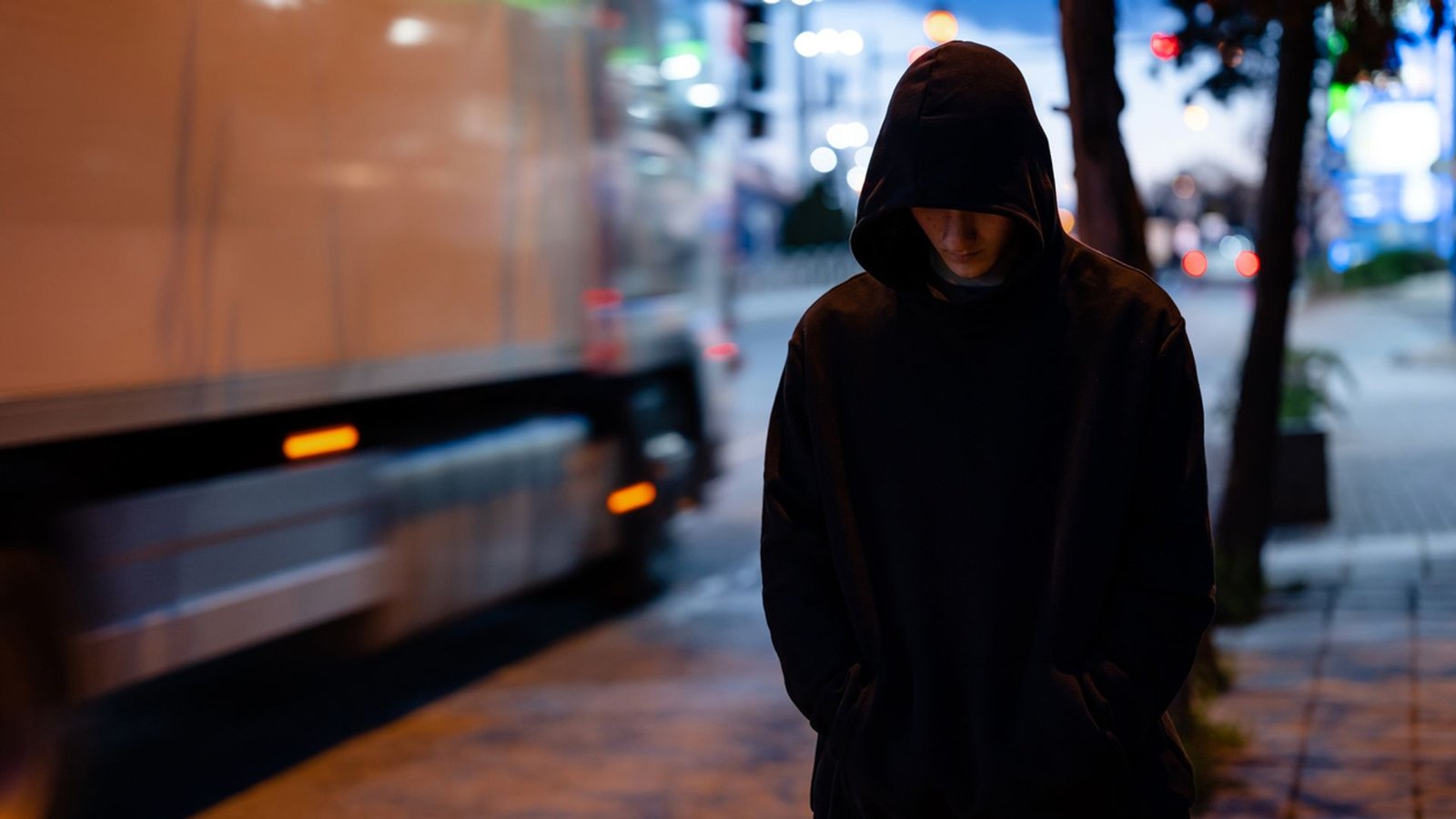 skynews-hooded-teenger-teen-at-night_7251942.jpg