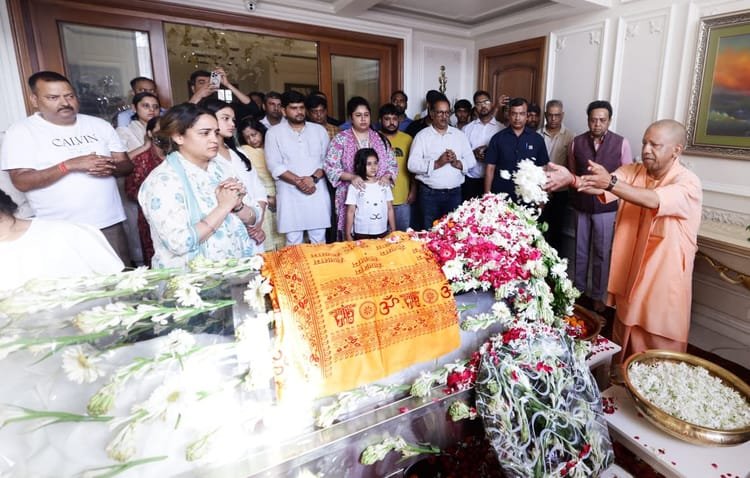 Prateek Yadav Death News Live: CM Yogi gave floral tribute to the mortal remains, Aparna Yadav was seen standing with folded hands – Prateek Yadav Death News Live Mulayam Singh Yadav Younger Son Dies At Age 38 Akhilesh Singh Yadav Aparna Yadav