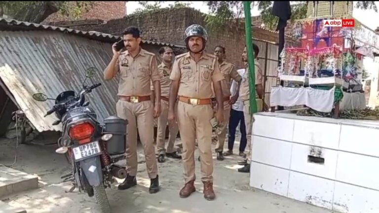 Azamgarh News: Youth slapped by police station in-charge, police started investigation after viral video