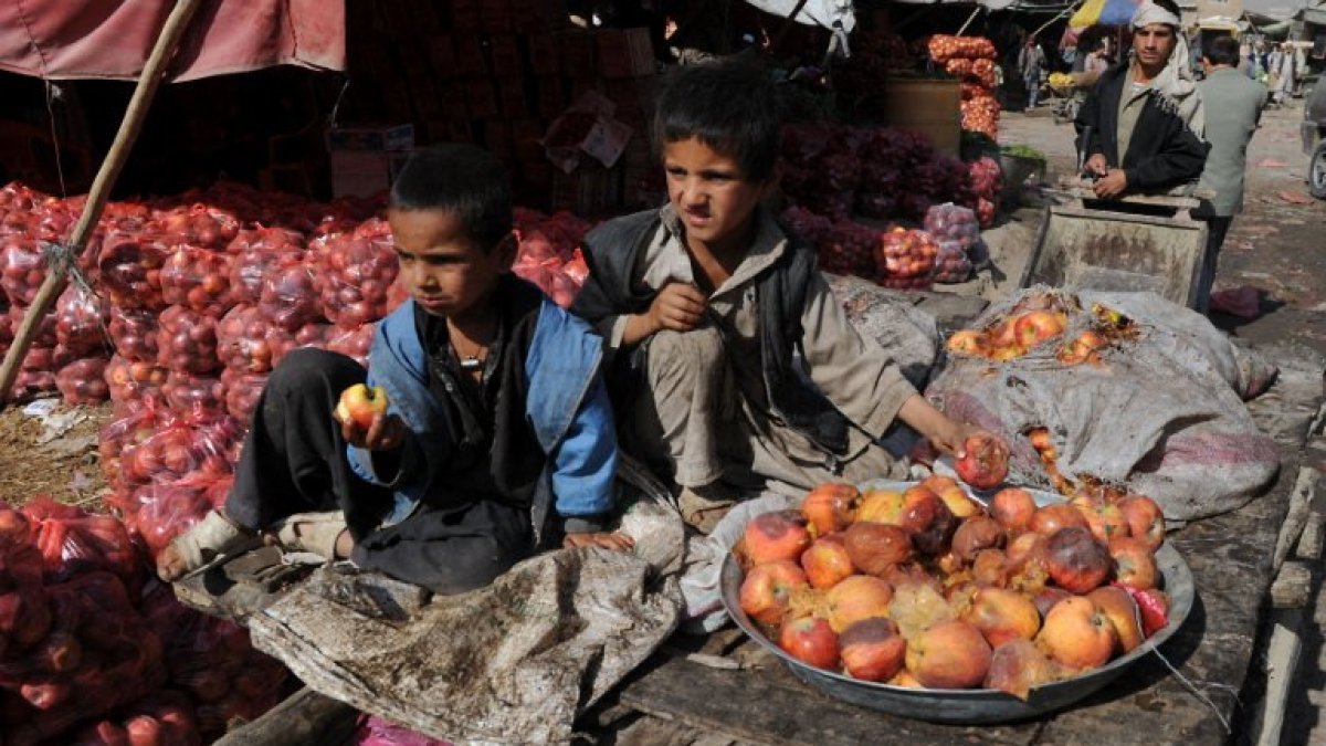 AFP__20101012__Hkg4138683__v2003__MidRes__AfghanistanEconomy-1-1780752352.jpg