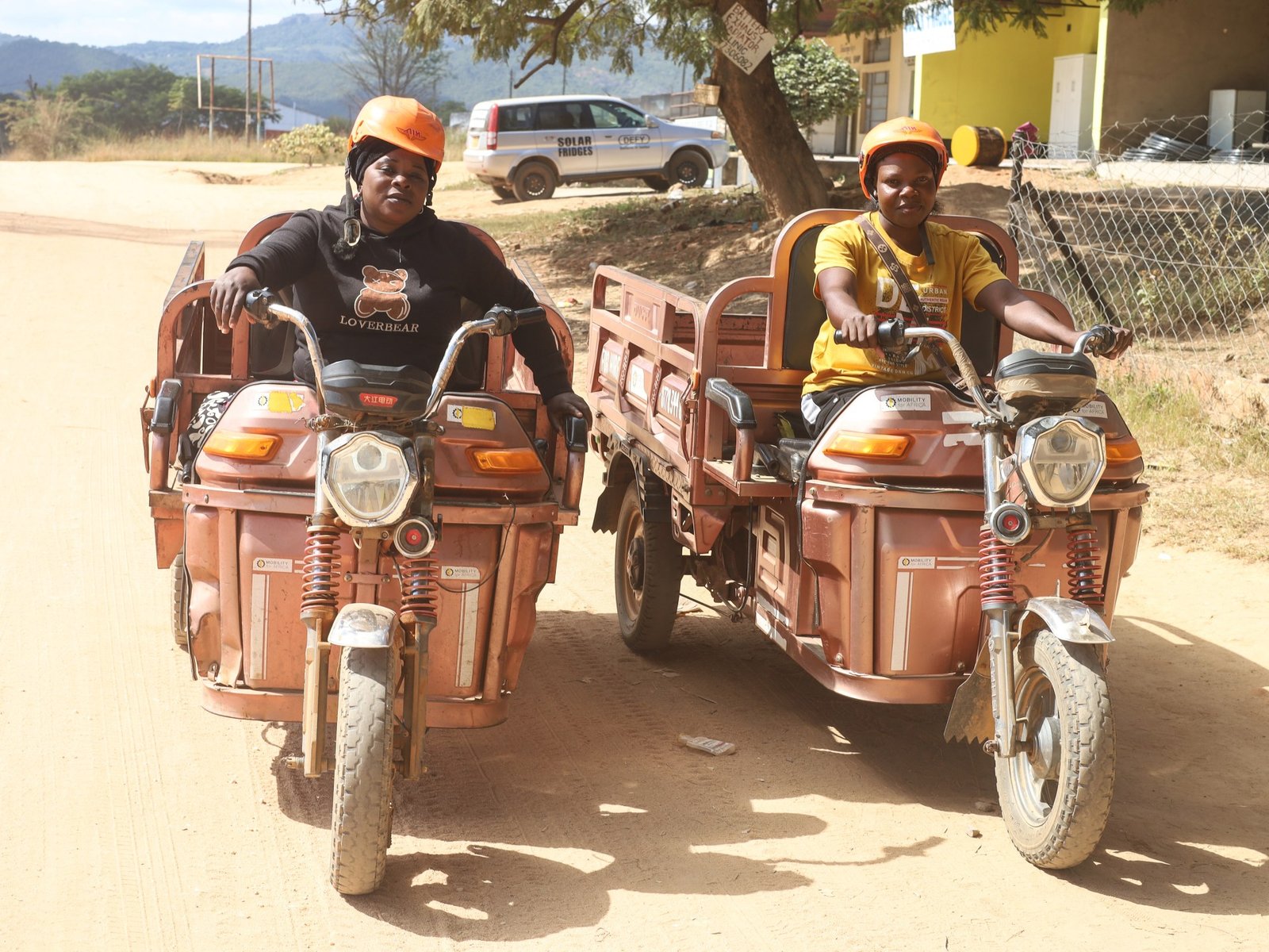 Daires-Mutamangira-and-Rejoice-Mandipedza-in-Hauna-Zimbabwe.-Farai-Shawn-Matiashe_Aljazeera-1780316982.jpg