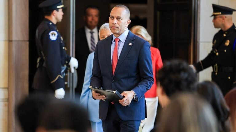 Hakeem Jeffries struggles to contain DSA split in Democratic Party