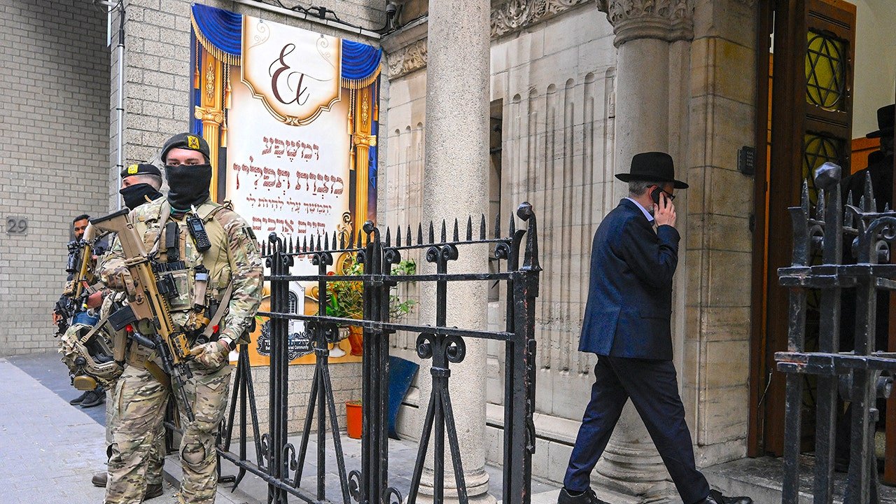 armed-guards-synagogue-belgium.jpg