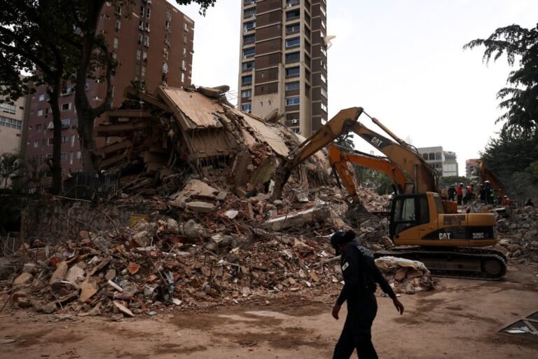 Rescuers race to find survivors of Venezuelan earthquakes | Earthquakes