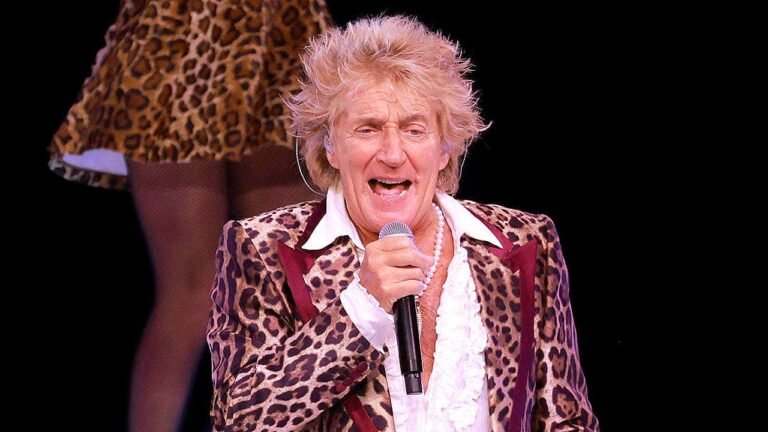Rod Stewart nearly faints on stage, needs oxygen during Utah concert