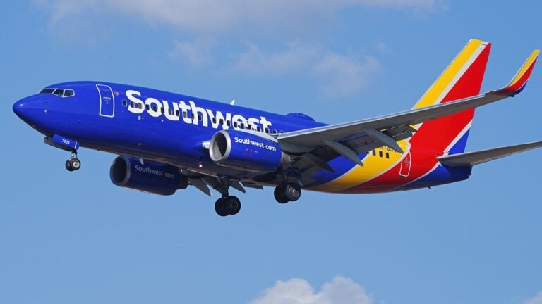 Southwest Airlines captain’s daughter surprises him on his final flight